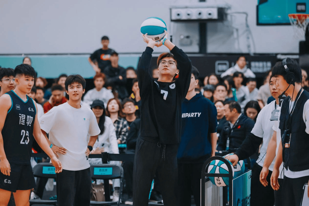 复旦、交大、同济等八大高校集结<strong></p>
<p>小商品城股票</strong>,得物App“新生杯”篮球赛首战上海