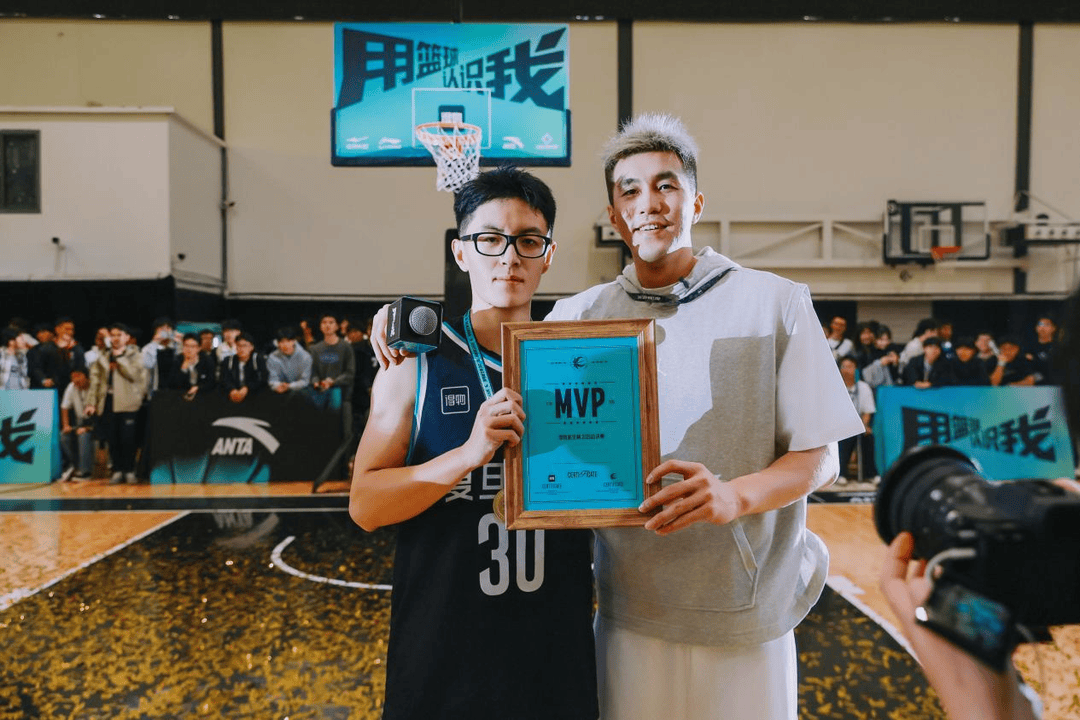 复旦、交大、同济等八大高校集结<strong></p>
<p>小商品城股票</strong>,得物App“新生杯”篮球赛首战上海