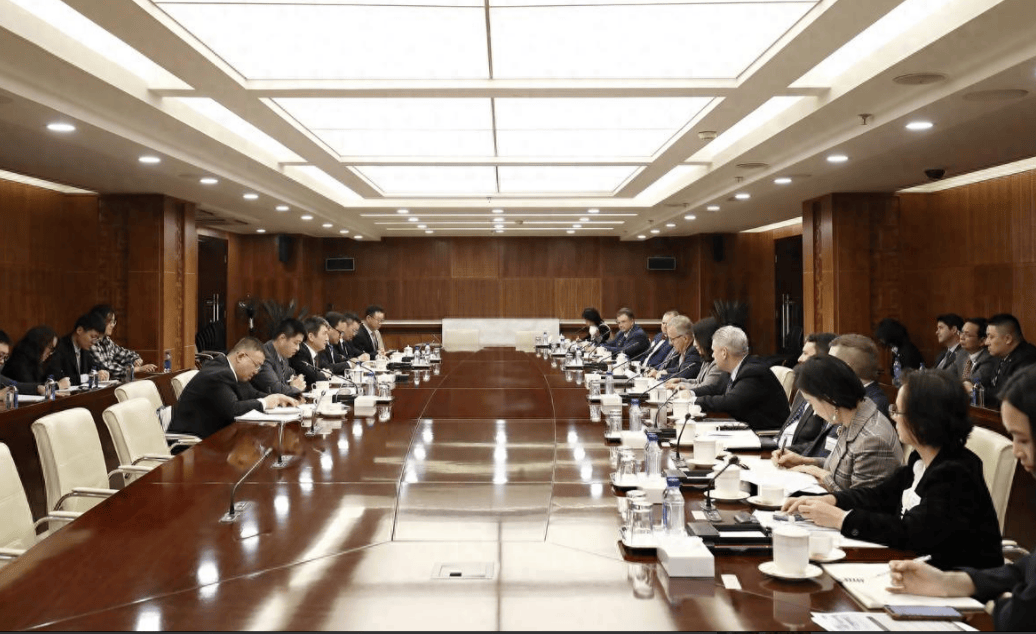 美方代表团来到北京<strong></p>
<p>小商品城股票</strong>,跟李成钢部长直接对上线,说起话来客客气气的