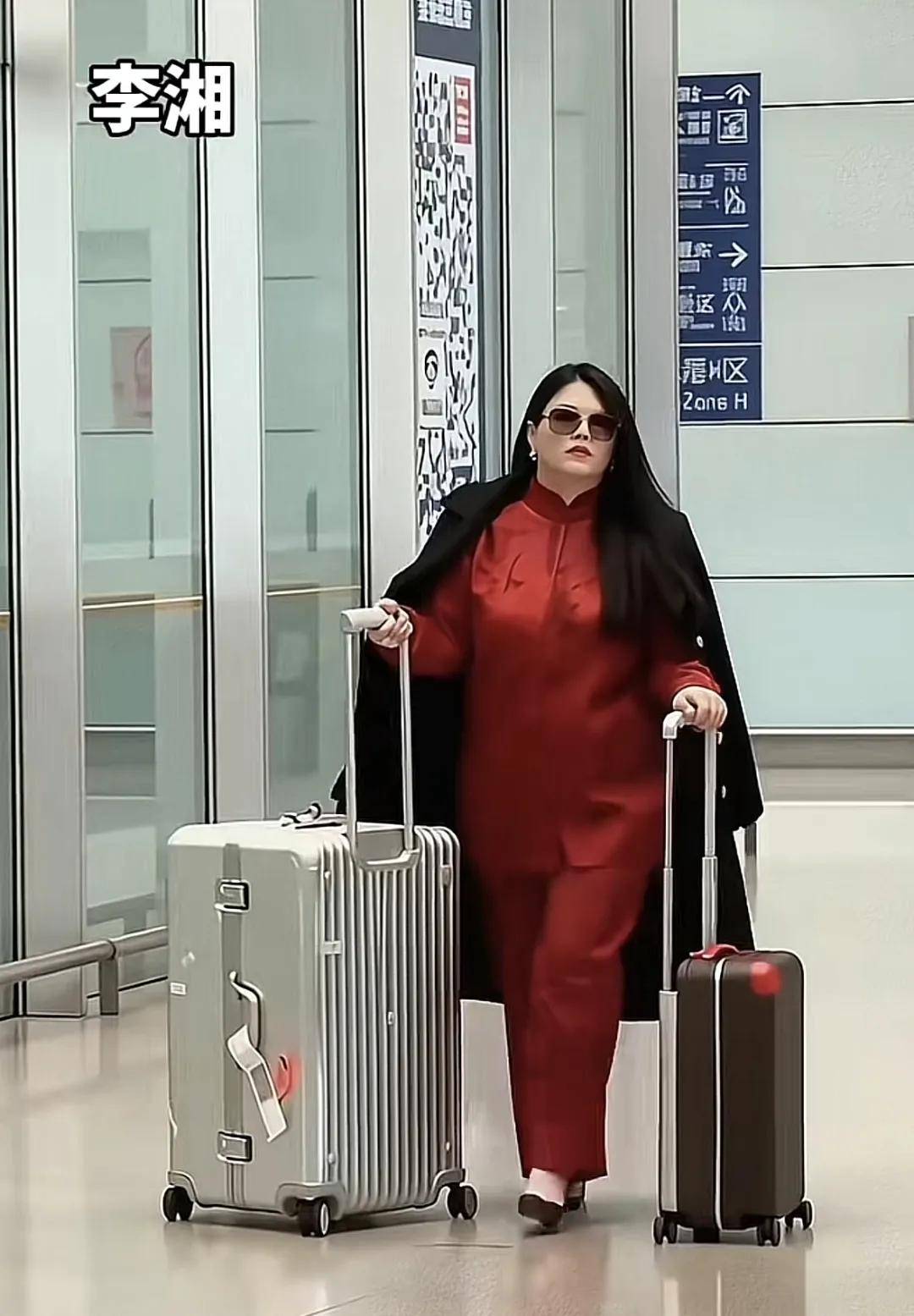 李湘气得翻出了瘦瘦的照片……她年轻时确实是仙女啊<strong></p>
<p>小商品城股票</strong>！