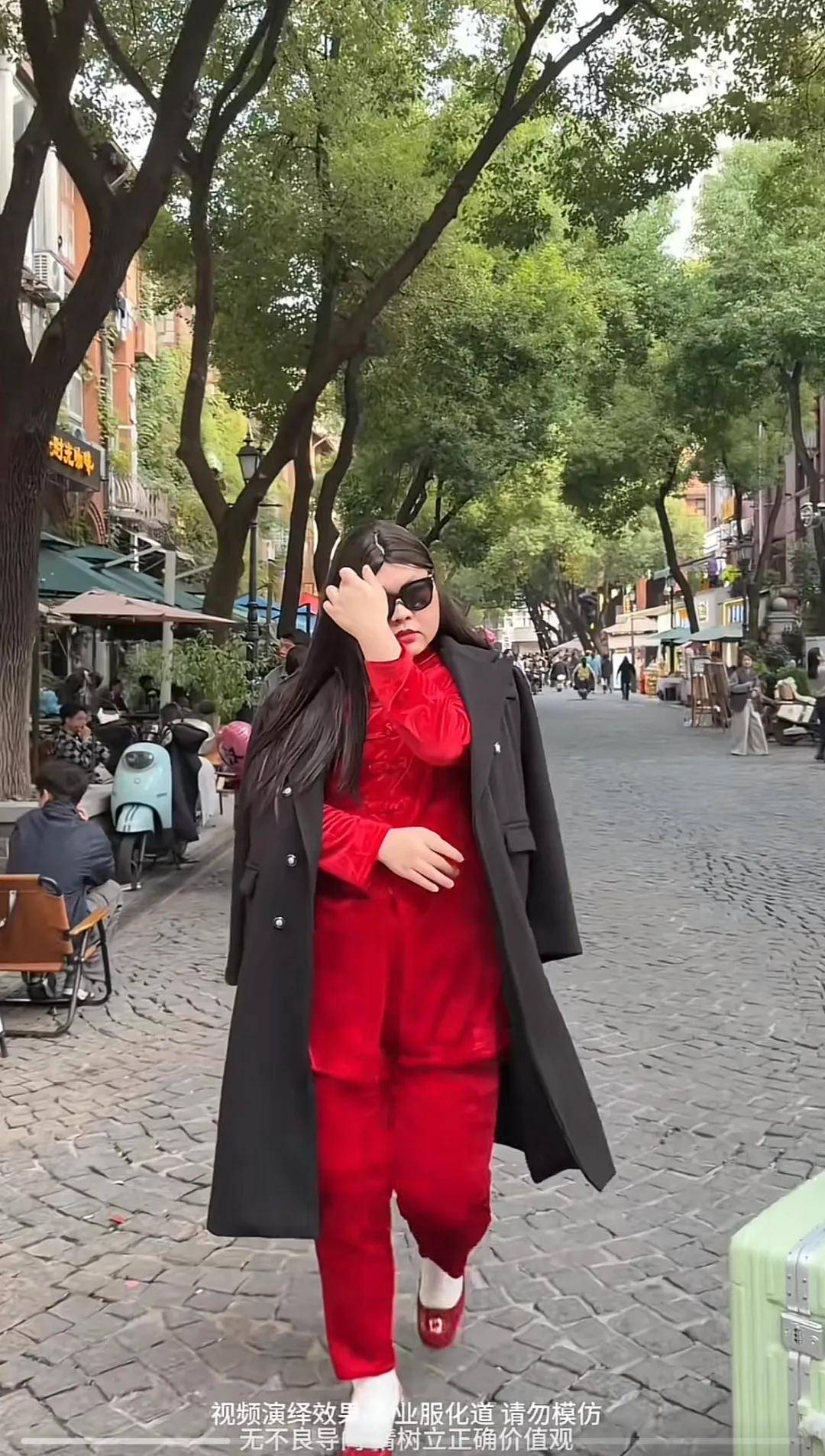 李湘气得翻出了瘦瘦的照片……她年轻时确实是仙女啊<strong></p>
<p>小商品城股票</strong>！