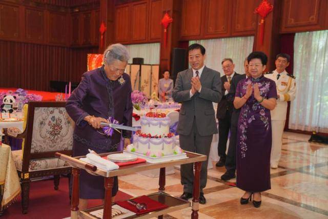 连续有两位国王访华<strong></p>
<p>小商品城股票</strong>，其中一位是建交以来首访，证明了什么？