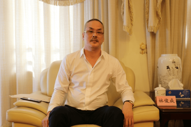 成都路桥95后美女董事长林晓晴的神秘父亲<strong></p>
<p>小商品城股票</strong>,终于曝光了?