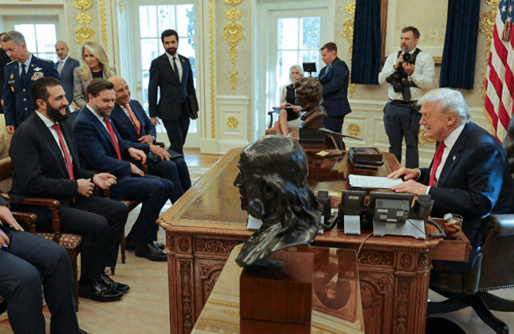 朱拉尼在合照中站得笔直<strong></p>
<p>兴业银行股票</strong>,特朗普把人叫来白宫,却连正门都不让走