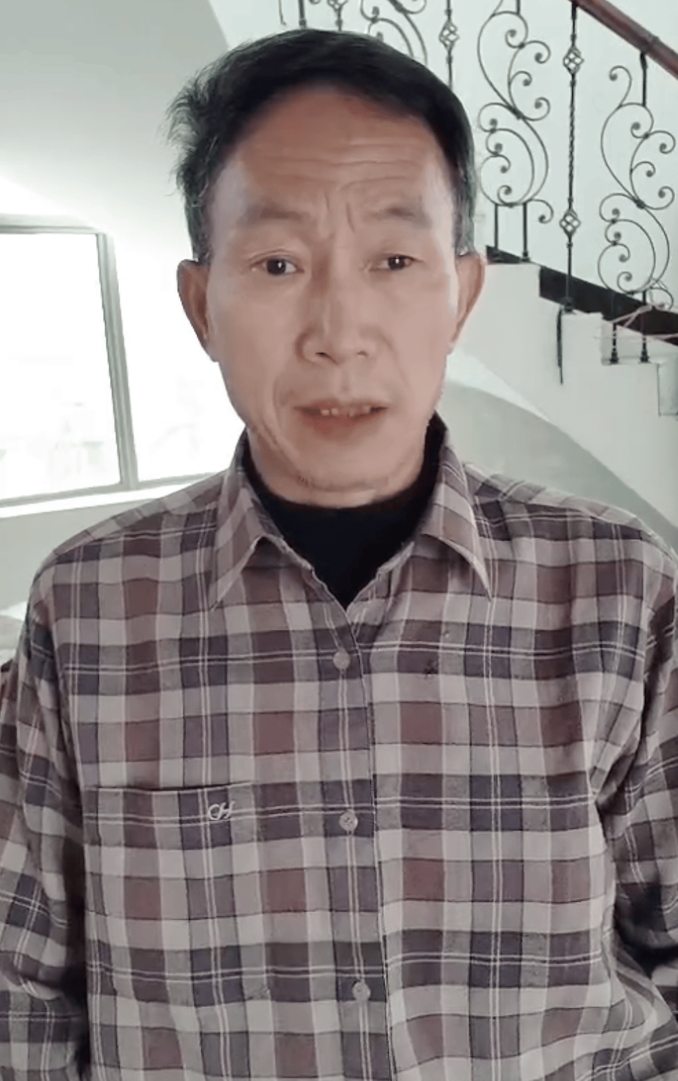 “蛇被我甩开了<strong></p>
<p>兴业银行股票</strong>，没完全注射毒液”，湖南直播抓蛇被咬伤网红被警方拘留后发声道歉