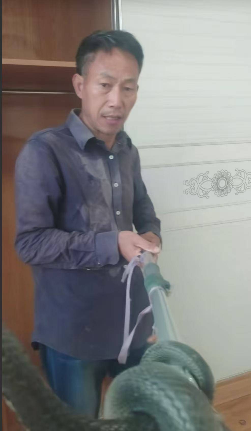 “蛇被我甩开了<strong></p>
<p>兴业银行股票</strong>，没完全注射毒液”，湖南直播抓蛇被咬伤网红被警方拘留后发声道歉