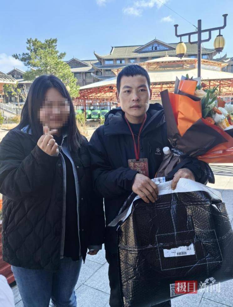 29岁女粉丝专程上山送礼物<strong></p>
<p>山东黄金股票</strong>,声称想做张家界荒野求生选手“刀疤哥”的老婆