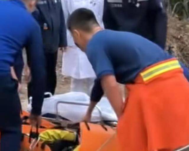 “我来个跳的”!女驴友不慎摔下巨石<strong></p>
<p>山东黄金股票</strong>,目击者:粉碎性骨折