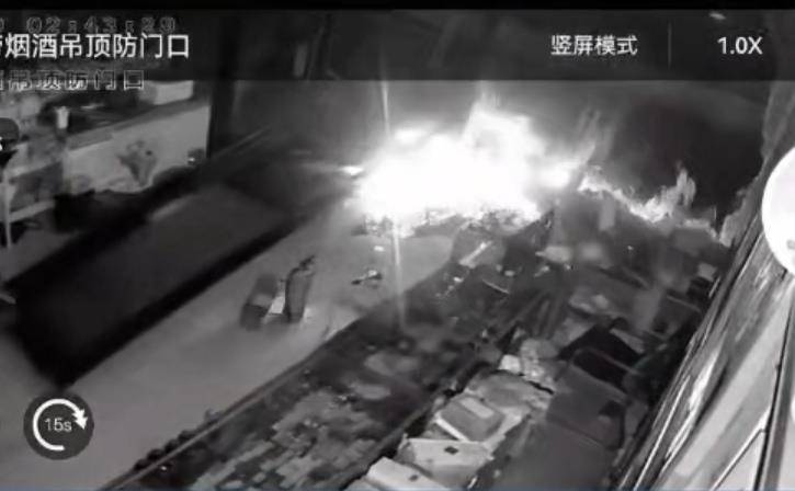 多名男子开越野车撞开烟酒店大门行窃<strong></p>
<p>高新兴股票</strong>,失主报案称损失超20万元,警方回应