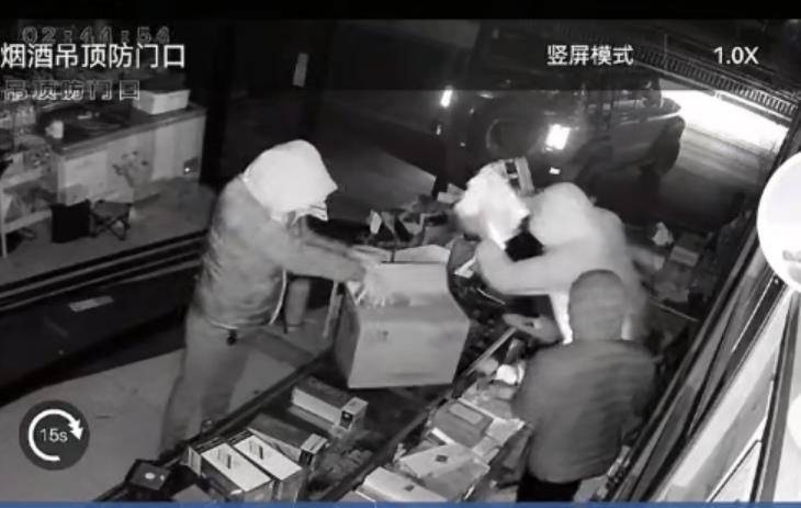 多名男子开越野车撞开烟酒店大门行窃<strong></p>
<p>高新兴股票</strong>,失主报案称损失超20万元,警方回应