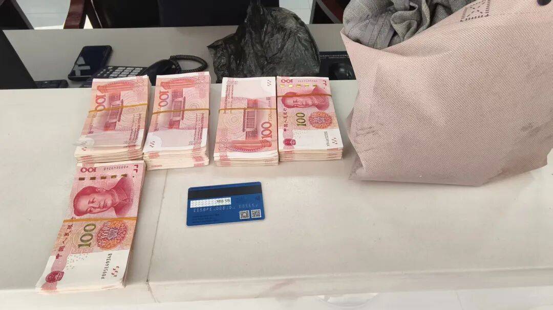 4.2万现金深夜“躺”在路上<strong></p>
<p>高新兴股票</strong>,谁丢的?咸宁民警2天破案发现暖心真相