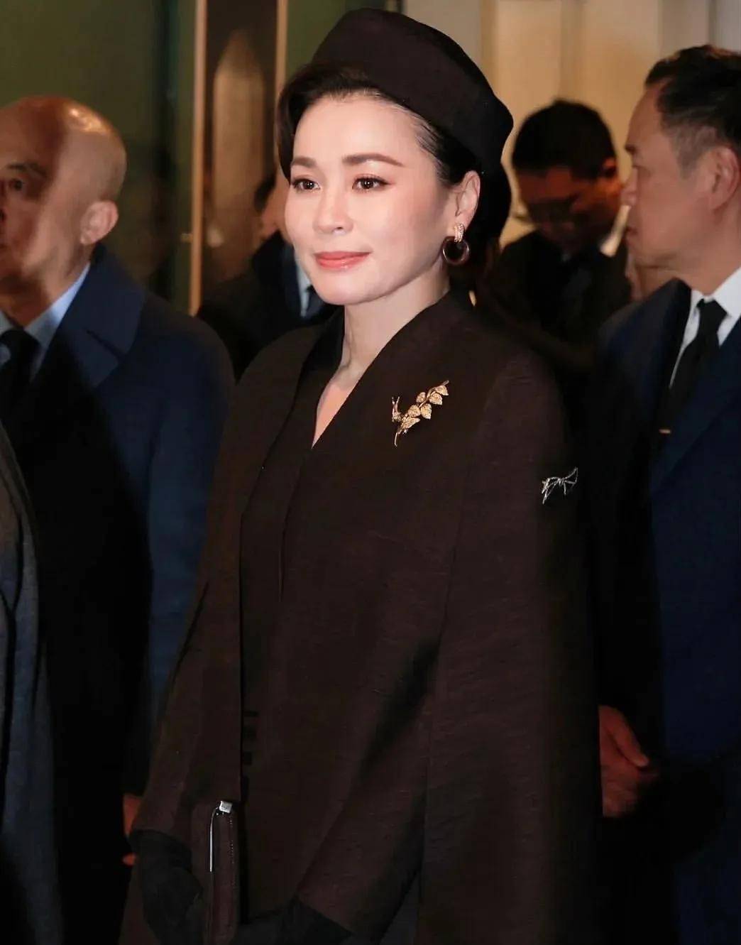 泰国王后访华“穿搭九宫格”出圈<strong></p>
<p>高新兴股票</strong>,隆重珠宝展现用心诚意