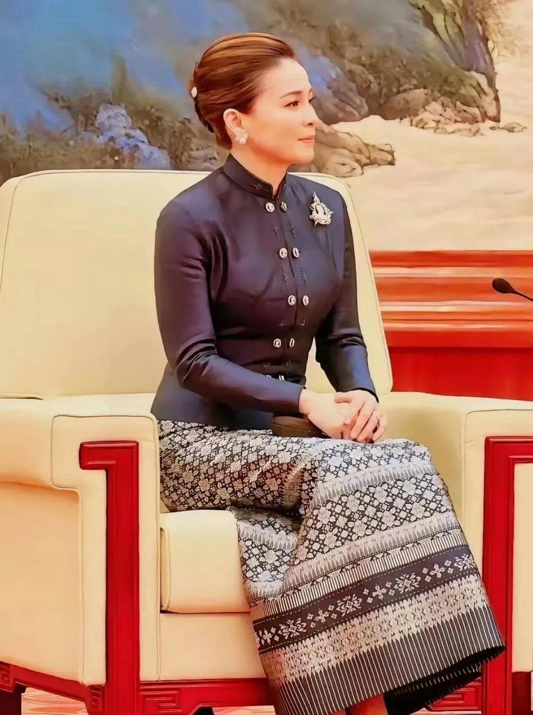 泰国王后访华“穿搭九宫格”出圈<strong></p>
<p>高新兴股票</strong>,隆重珠宝展现用心诚意