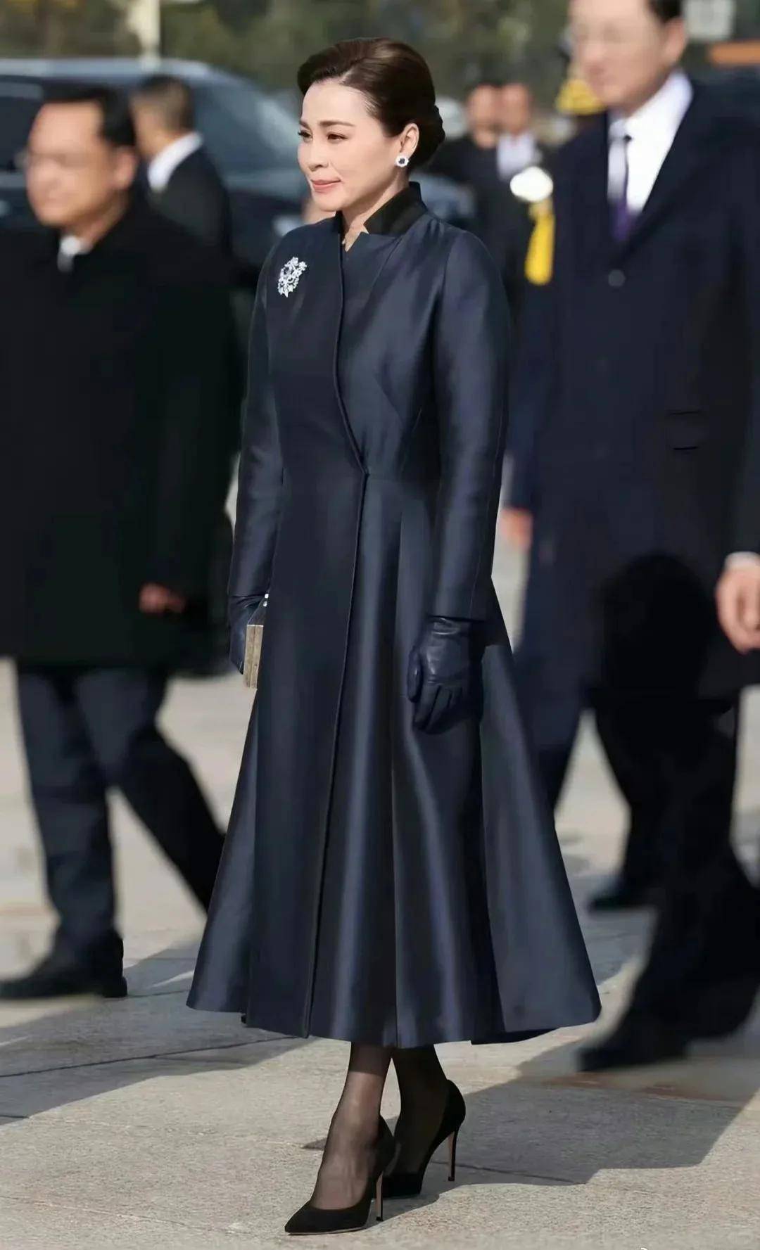 泰国王后访华“穿搭九宫格”出圈<strong></p>
<p>高新兴股票</strong>,隆重珠宝展现用心诚意