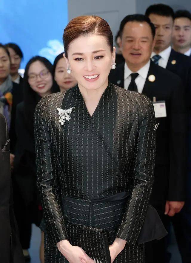 泰国王后访华“穿搭九宫格”出圈<strong></p>
<p>高新兴股票</strong>,隆重珠宝展现用心诚意