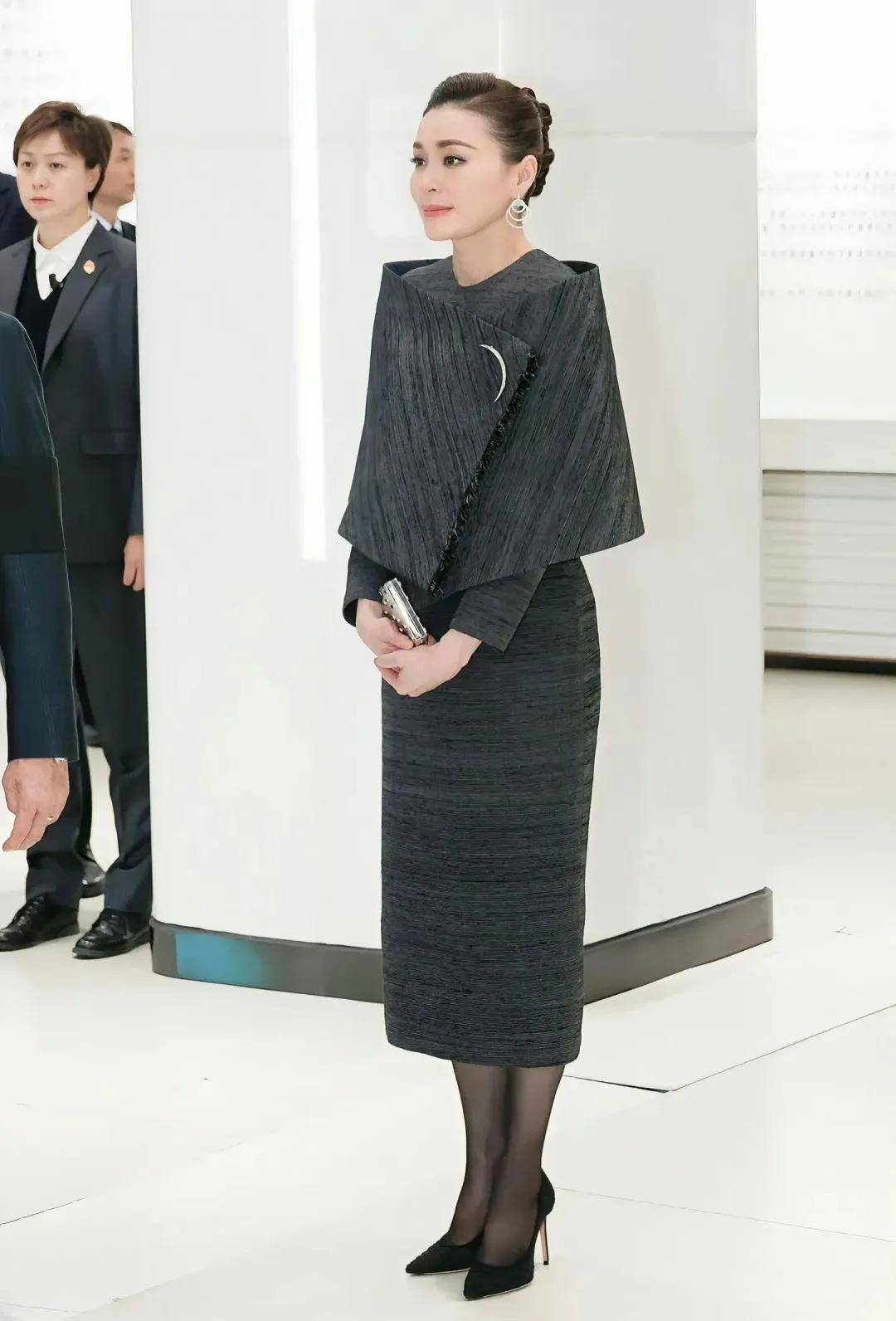 泰国王后访华“穿搭九宫格”出圈<strong></p>
<p>高新兴股票</strong>,隆重珠宝展现用心诚意