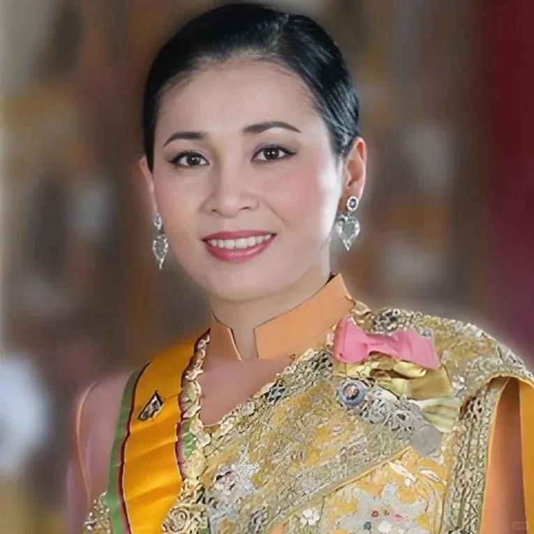 泰国王后访华“穿搭九宫格”出圈<strong></p>
<p>高新兴股票</strong>,隆重珠宝展现用心诚意