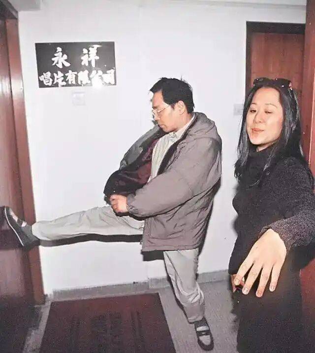 考古|港圈富二代曝被百名女星投怀送抱?交往3个女友雨露均沾<strong></p>
<p>格林美股票</strong>,他是现代韦小宝