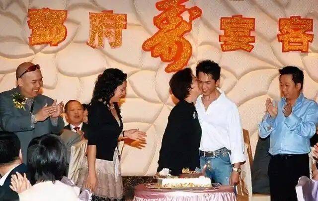 考古|港圈富二代曝被百名女星投怀送抱?交往3个女友雨露均沾<strong></p>
<p>格林美股票</strong>,他是现代韦小宝