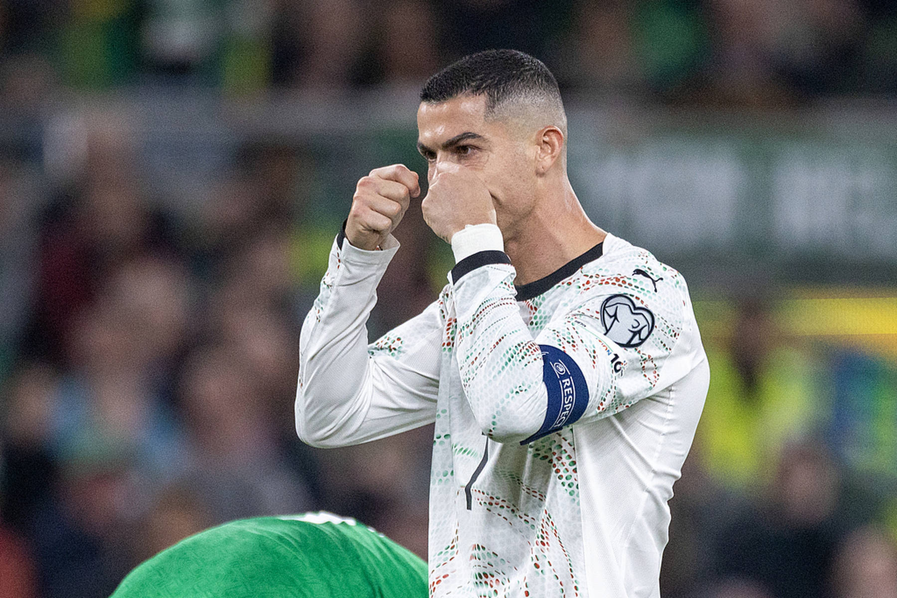 官方：C罗肘击+哭泣染红禁赛3场 2场缓刑无碍战世界杯