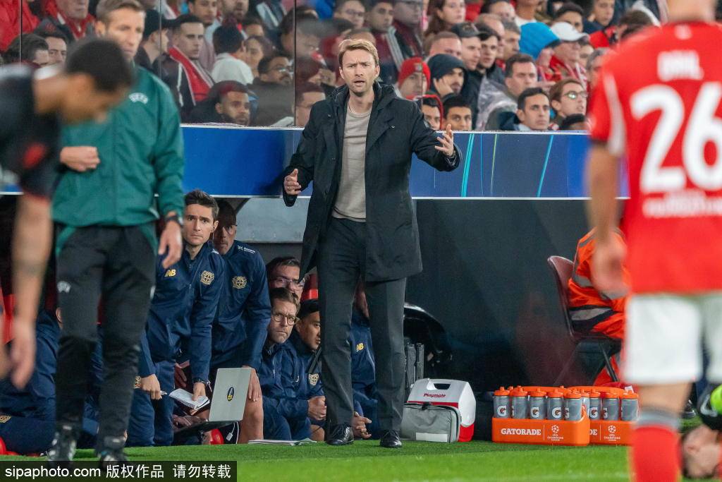 昔日师徒重聚!穆帅与斯内德赛前亲密互动<strong></p>
<p>格林美股票</strong>,展现足球情谊与战术深度