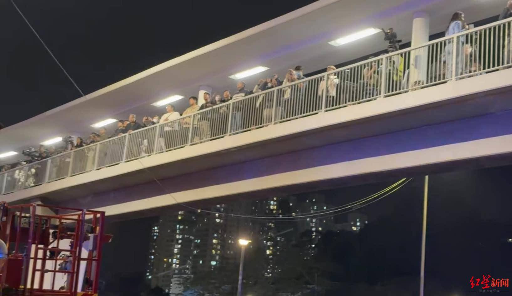 红星新闻实探香港宏福苑大火现场:警员称第一次遇到这么大火<strong></p>
<p>同花顺炒股票</strong>,餐厅老板自发为救援人员送餐