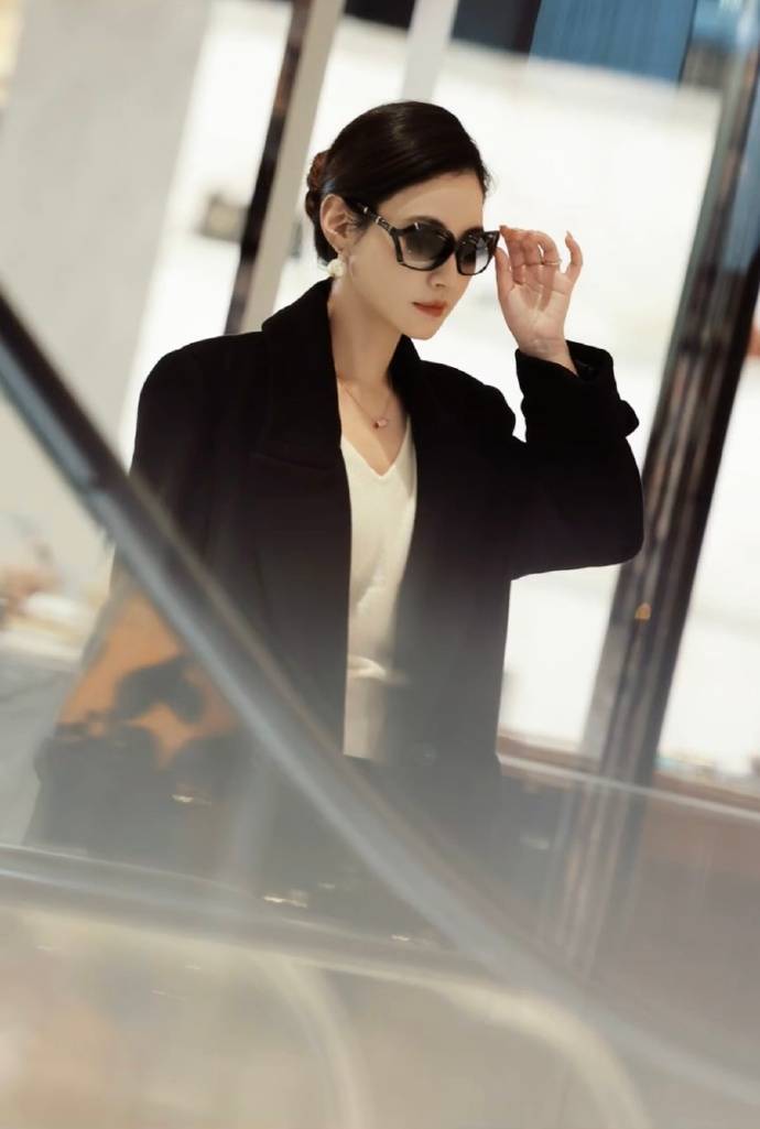 考古|杨雪女儿为妈妈拍站姐图，颜值重现“江玉燕”，最美反派还是个宝藏女神！