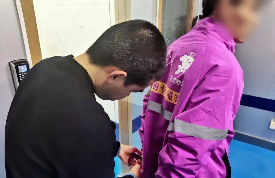 南京一山姆配送员竟是“三逃”人员<strong></p>
<p>同花顺炒股票</strong>,送货途中被捕,山姆客服未回应录用合规性