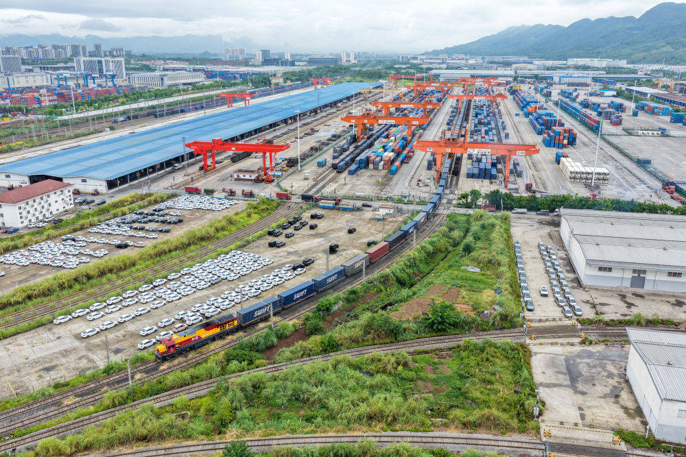 习近平总书记关切事|中欧班列通陆达海