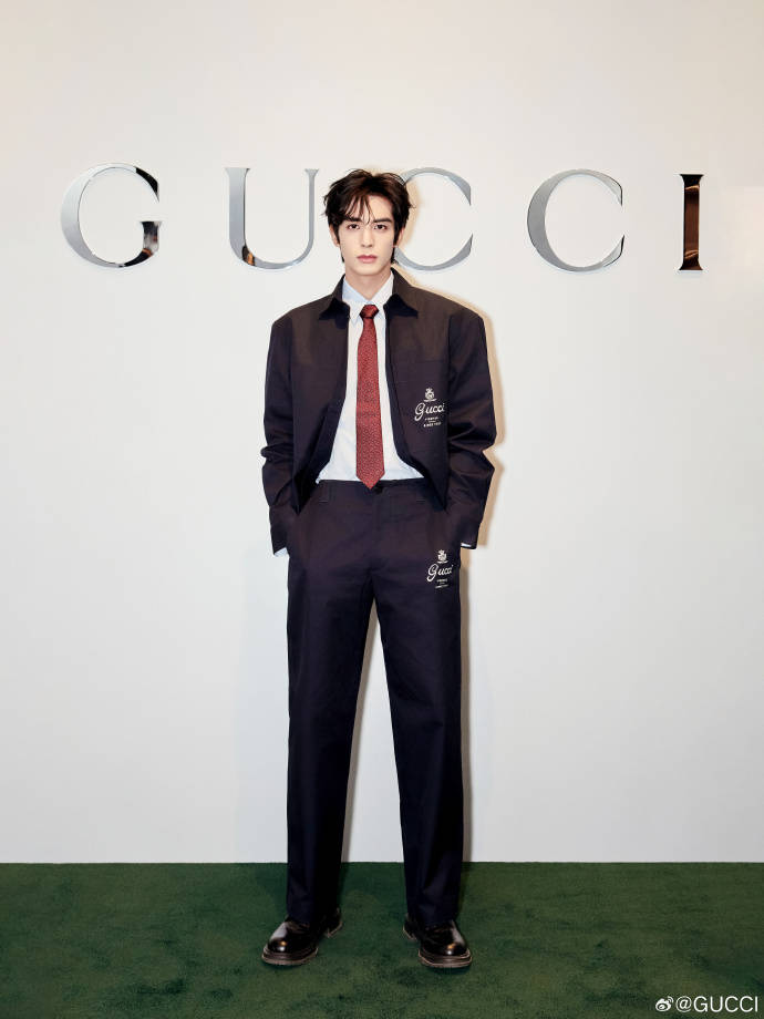 王楚然一席蓝色复古裙惊艳成都<strong></p>
<p>铜陵有色股票</strong>,欧阳娜娜一身LV看展愈加熟女风!