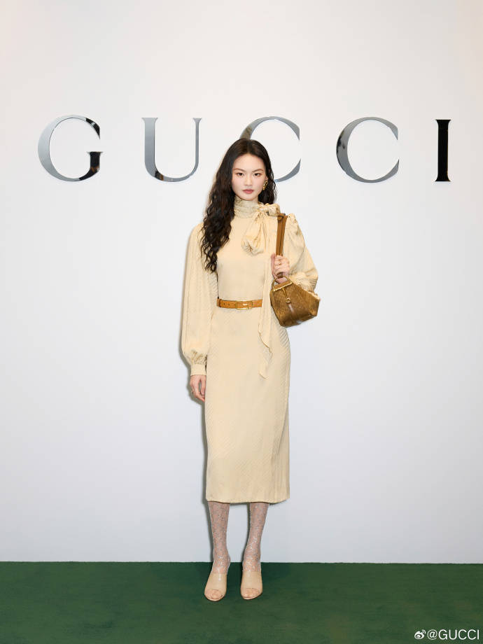 王楚然一席蓝色复古裙惊艳成都<strong></p>
<p>铜陵有色股票</strong>,欧阳娜娜一身LV看展愈加熟女风!