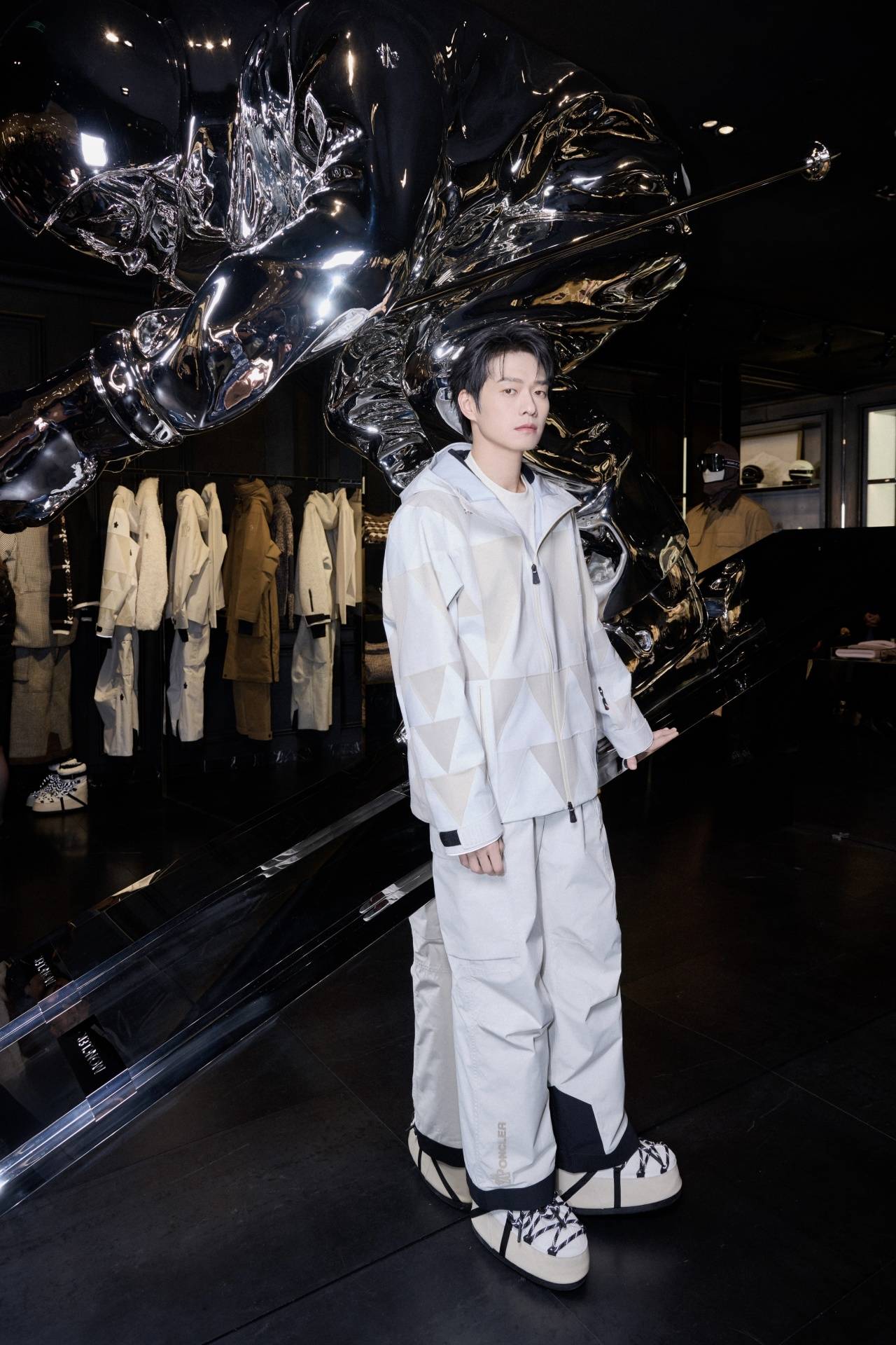 王楚然一席蓝色复古裙惊艳成都<strong></p>
<p>铜陵有色股票</strong>,欧阳娜娜一身LV看展愈加熟女风!