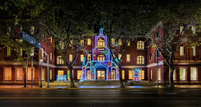 王楚然一席蓝色复古裙惊艳成都<strong></p>
<p>铜陵有色股票</strong>,欧阳娜娜一身LV看展愈加熟女风!