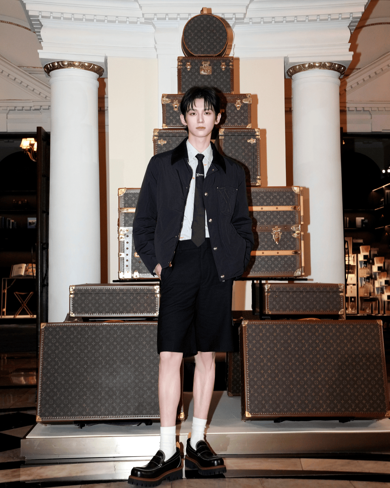 王楚然一席蓝色复古裙惊艳成都<strong></p>
<p>铜陵有色股票</strong>,欧阳娜娜一身LV看展愈加熟女风!