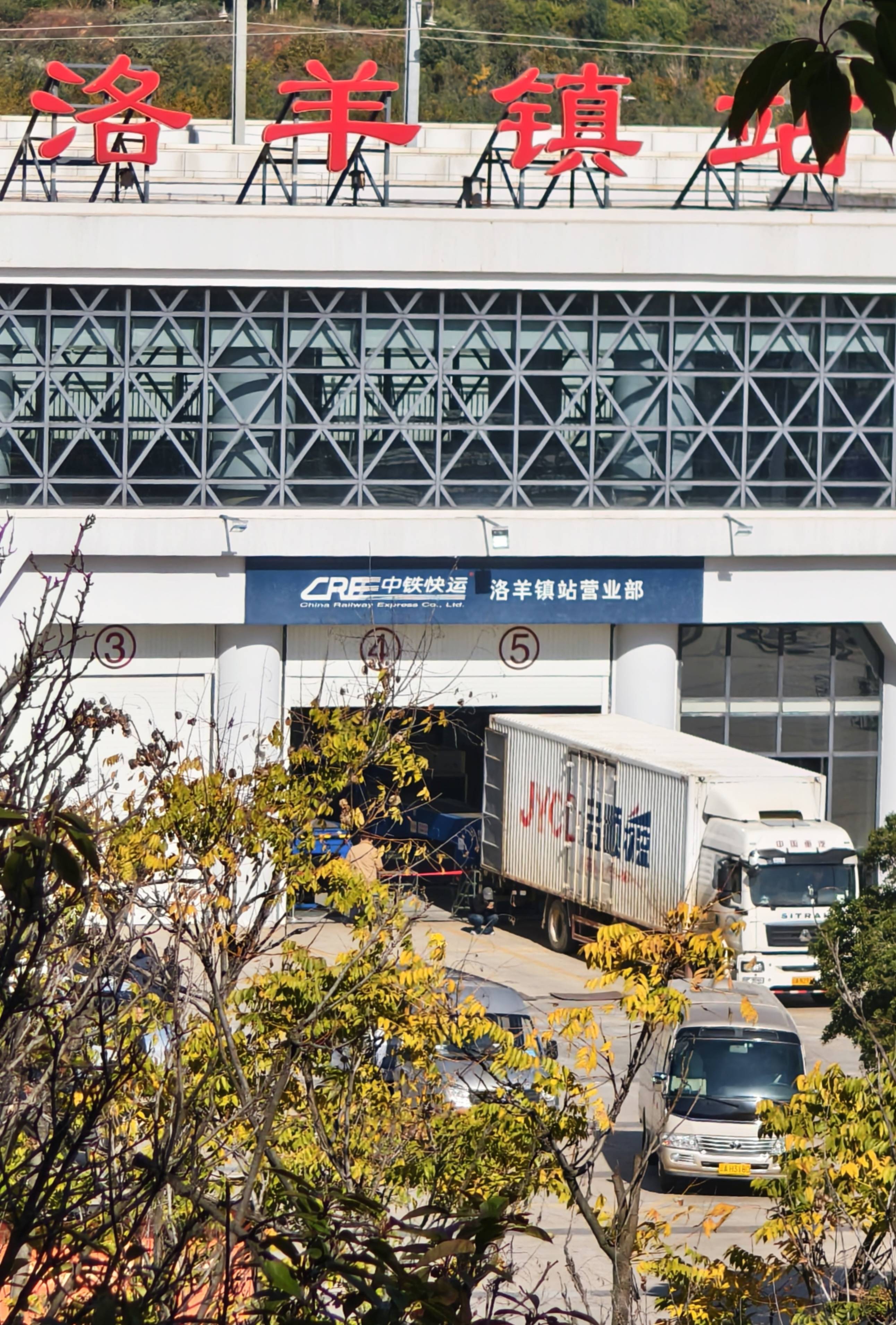 昆明发生试验列车撞施工作业人员事故<strong></p>
<p>铜陵有色股票</strong>,开屏新闻记者探访现场