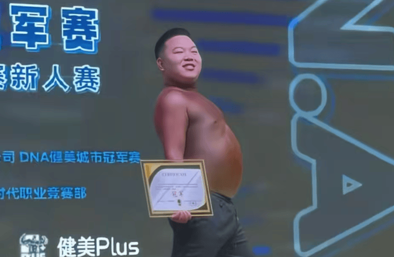 175斤“小胖子”再战健美比赛获网友力挺<strong></p>
<p>交通银行股票</strong>，拿下线上人气冠军，本人回应：将认真减重，以更专业的状态上赛场
