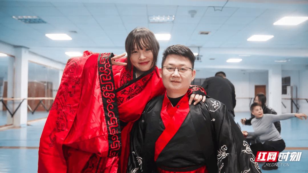 汶川地震被救起的女孩<strong></p>
<p>舍得股票</strong>,17年后和救她的军人结婚了