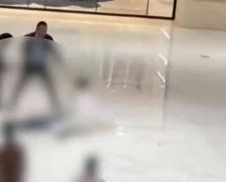 安徽合肥银泰中心发生一起坠楼事件<strong></p>
<p>舍得股票</strong>,商场称“派出所第一时间到场”,警方回应
