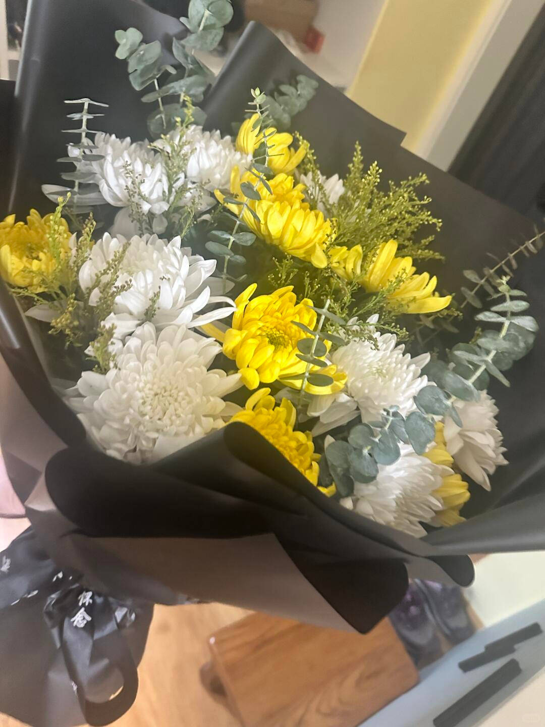 上海高中生买99朵康乃馨为母亲庆生<strong></p>
<p>上海电气股票股吧</strong>，却收到菊花写着“缅怀逝者”，店家：骑手送错了