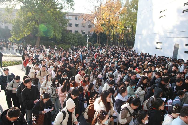 中年失业的地产人<strong></p>
<p>上海电气股票股吧</strong>,挤进考公“复活赛”