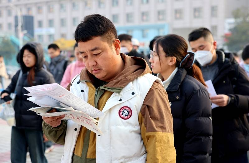 中年失业的地产人<strong></p>
<p>上海电气股票股吧</strong>,挤进考公“复活赛”