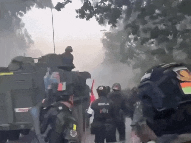 柬埔寨出动PHL-03型300毫米远火<strong></p>
<p>海南航空股票</strong>，3发火箭弹准确命中泰军据点？