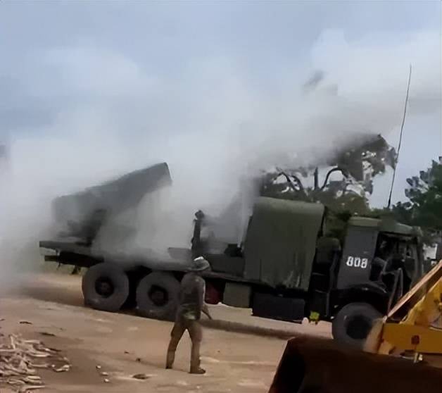 柬埔寨出动PHL-03型300毫米远火<strong></p>
<p>海南航空股票</strong>，3发火箭弹准确命中泰军据点？