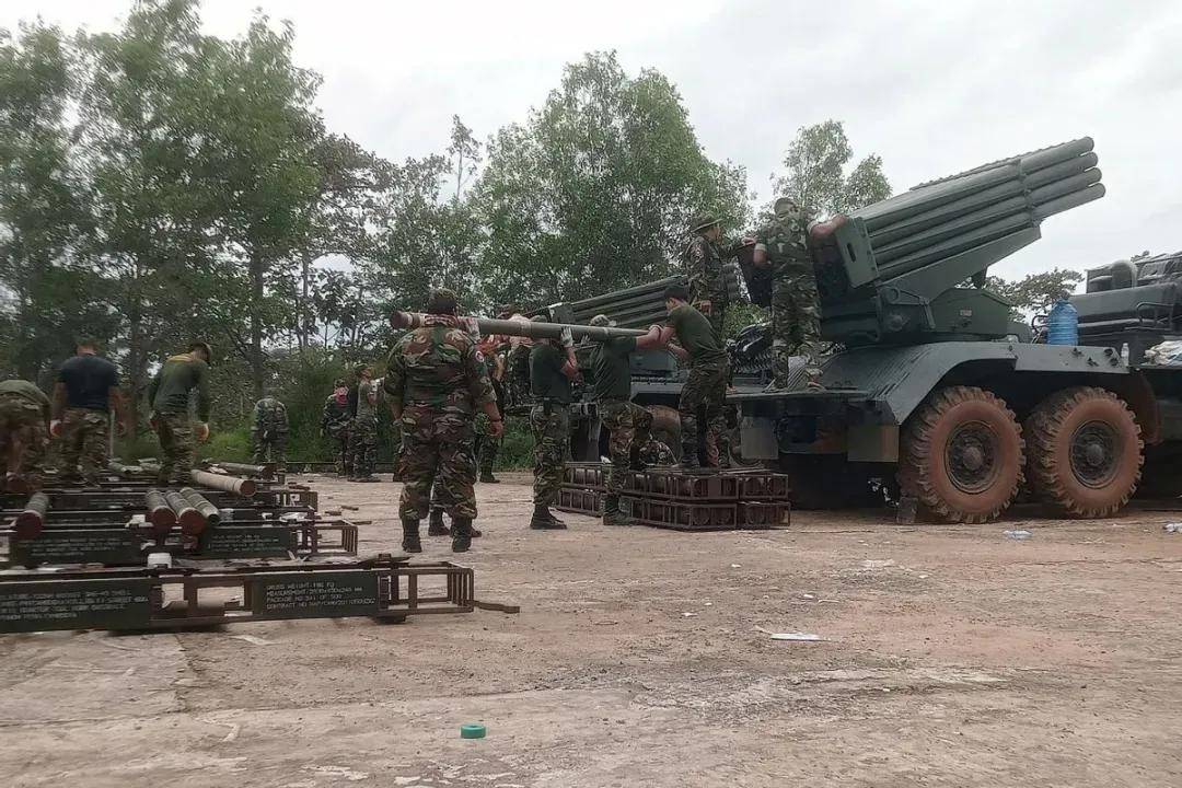 柬埔寨出动PHL-03型300毫米远火<strong></p>
<p>海南航空股票</strong>，3发火箭弹准确命中泰军据点？