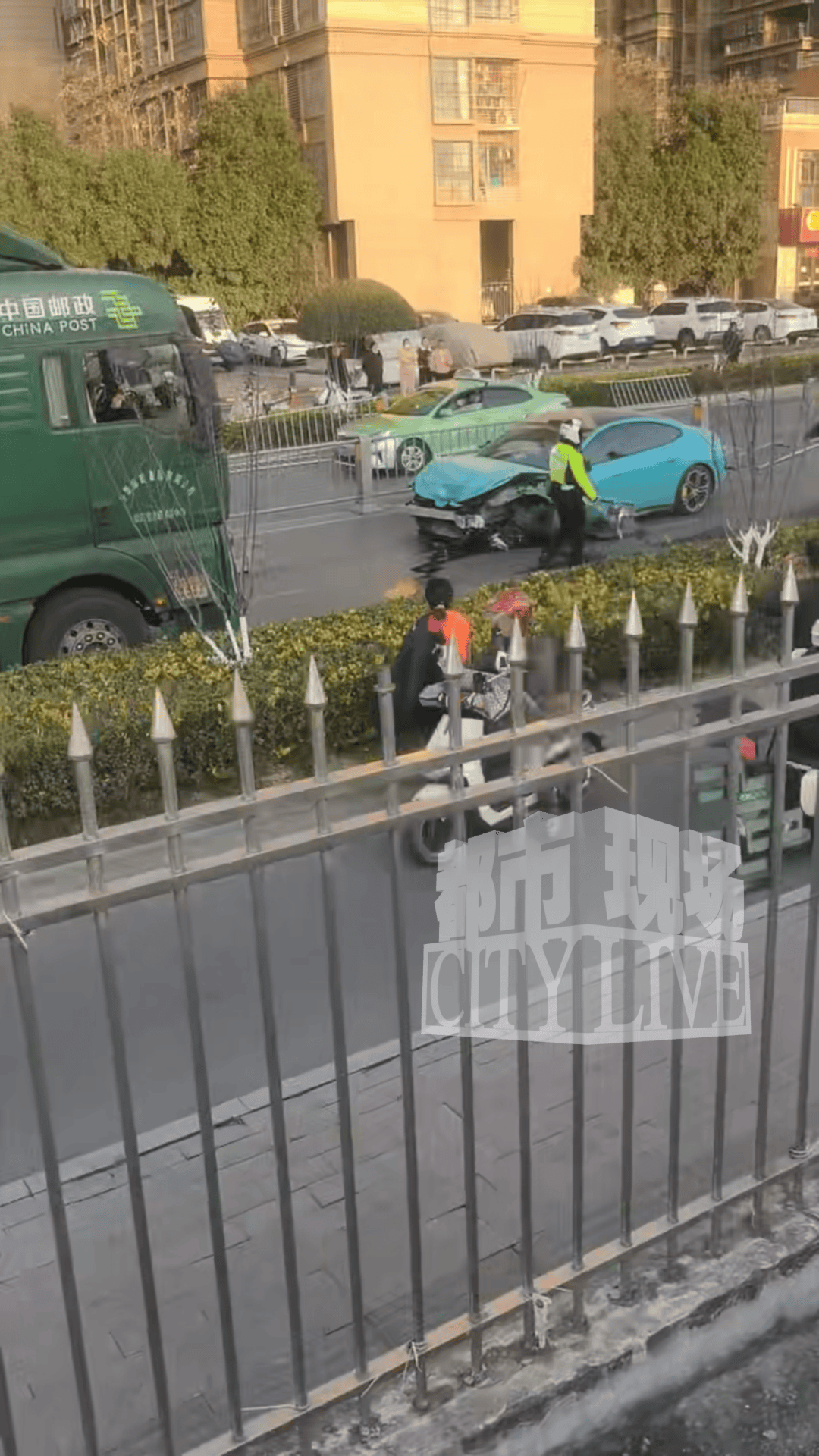 安徽一小米SU7撞翻几十米护栏,目击者称车辆前轮脱落后才刹停,当地交警回应