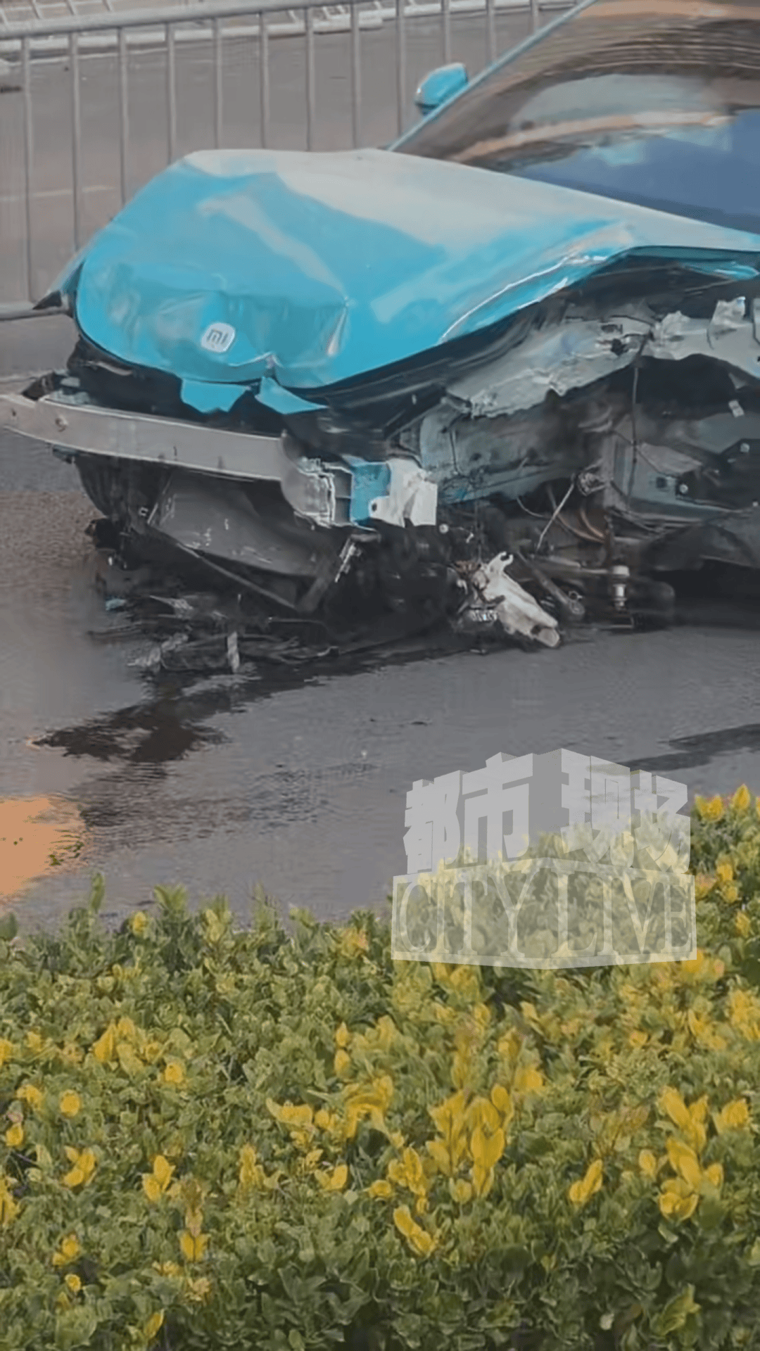 安徽一小米SU7撞翻几十米护栏<strong></p>
<p>四川九洲股票</strong>,目击者称车辆前轮脱落后才刹停,当地交警回应