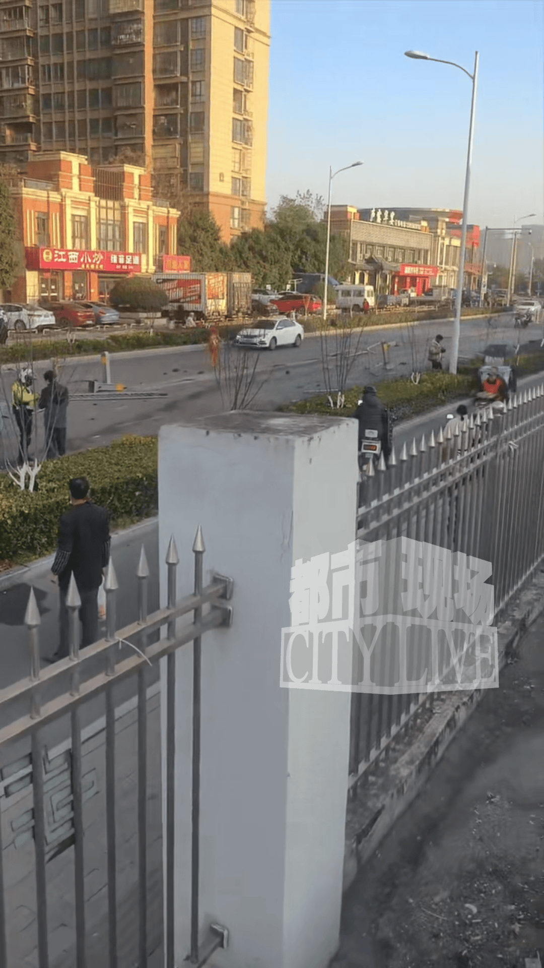 安徽一小米SU7撞翻几十米护栏<strong></p>
<p>四川九洲股票</strong>,目击者称车辆前轮脱落后才刹停,当地交警回应