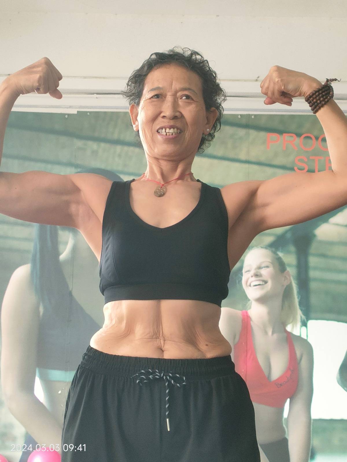 71岁奶奶获健美比赛冠军：被儿媳夸偶像<strong></p>
<p>阿里股票</strong>，无视“老了就在家等死”的言论