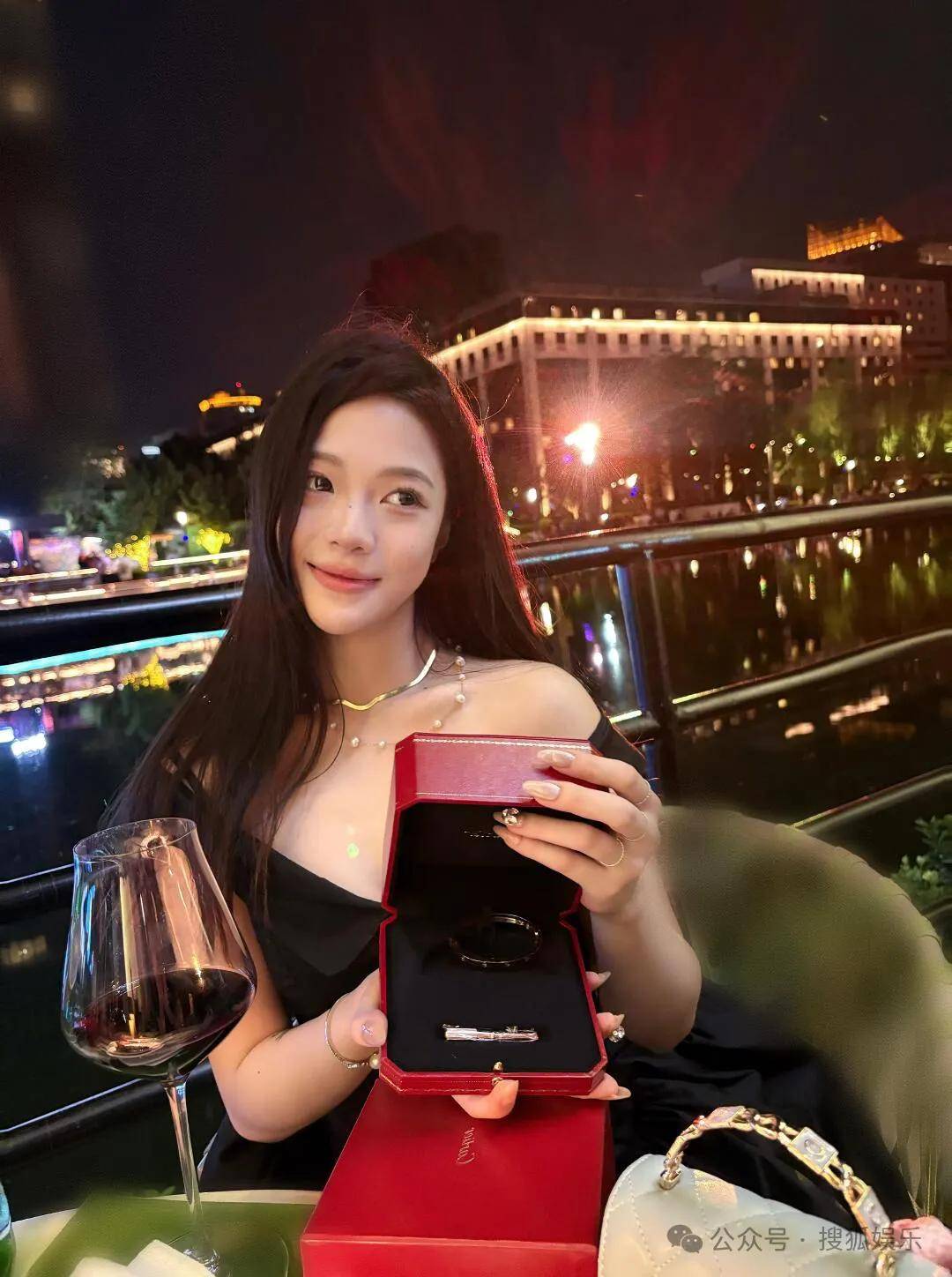 刚开年又曝一对相差15岁的恋情？他这一周两段绯闻真是连环暴击啊<strong></p>
<p>有研新材股票</strong>！