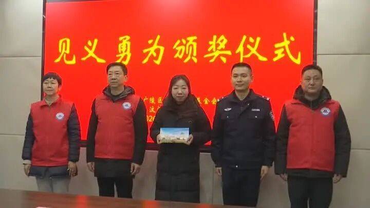 老人狂买26万元金条<strong></p>
<p>华友钴业股票</strong>！扬州一金店员工暗中报警